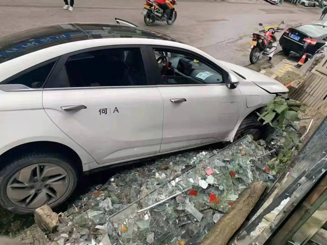 11月21日,凯里发生一起车祸 肇事车被钢管穿透