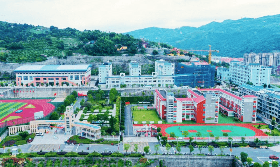 福鼎十六中随着城乡发展日新月异,民生福祉也不断增进.