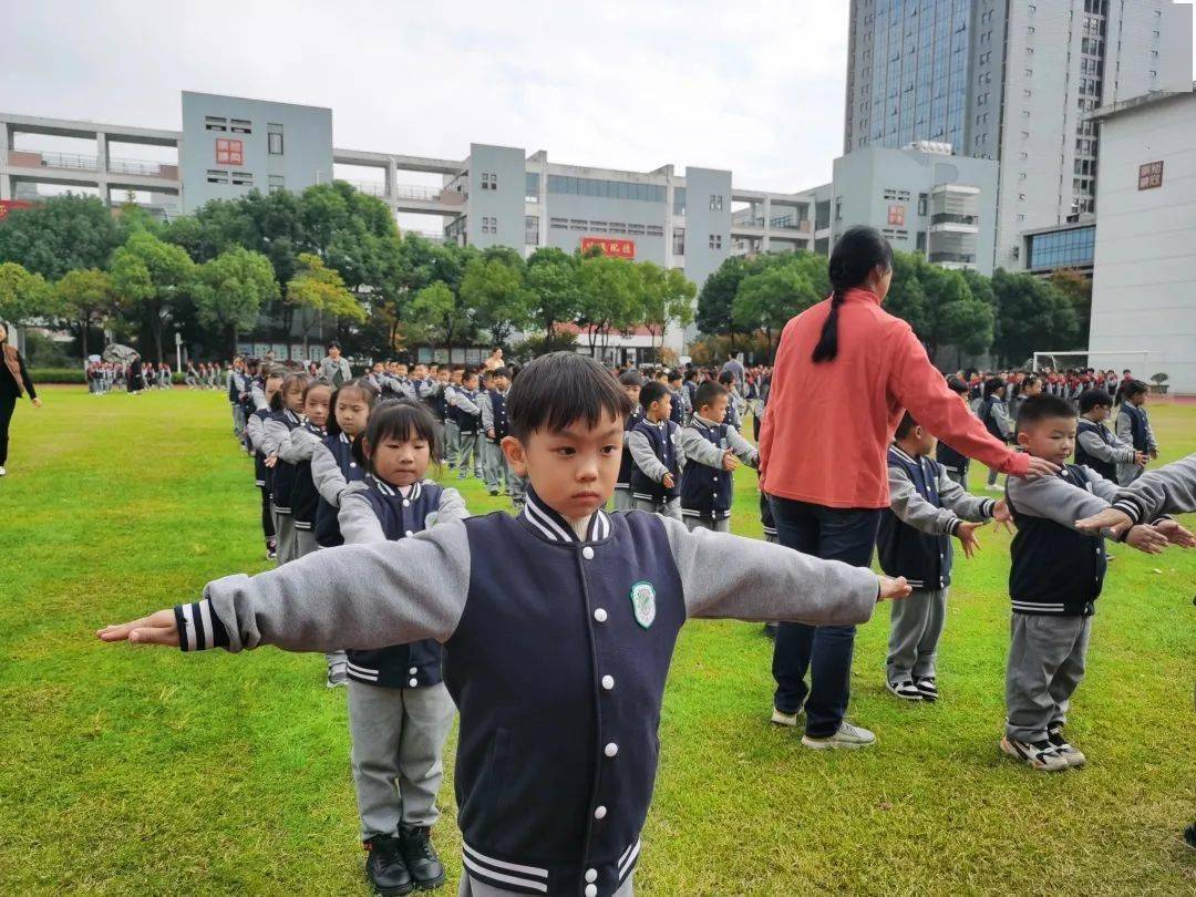 扬起希望风帆收获健康体魄记凤翔实验学校小学部两操比赛