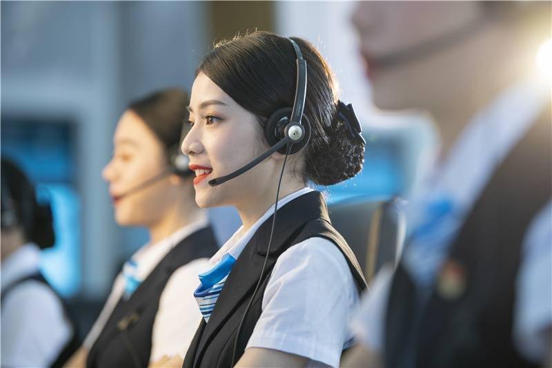 南方电网广西电网公司95598话务员正在微笑服务(央广网发 梁磊摄)今年