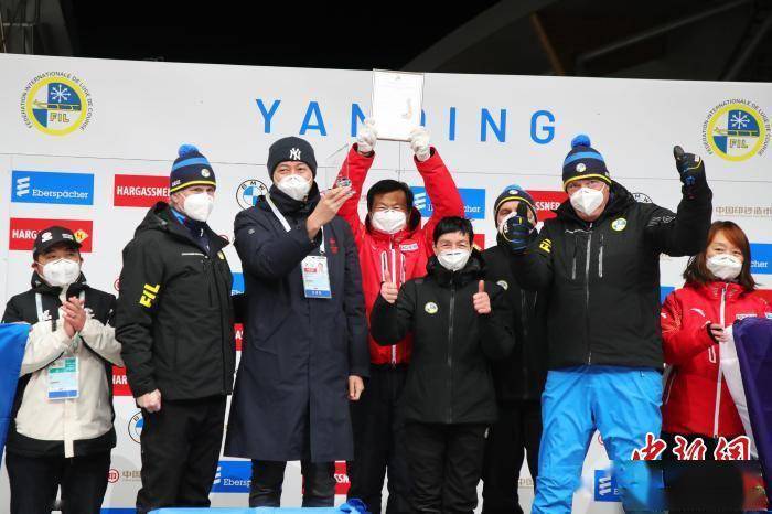 世界杯|国际雪橇联合会向“雪游龙”颁发雪橇赛道认证证书