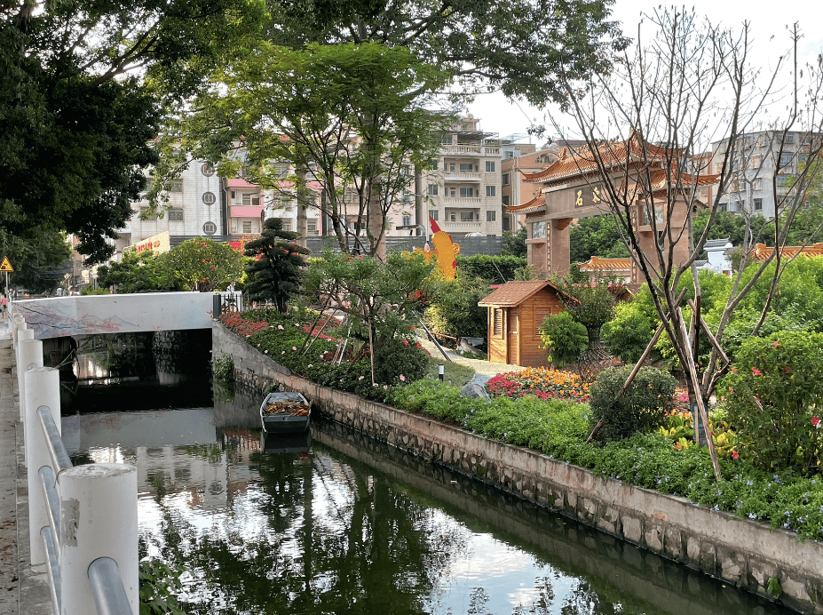 目前已種植有上千棵桃樹,園內依託桃花產業構築起桃花主題公園,東石桃