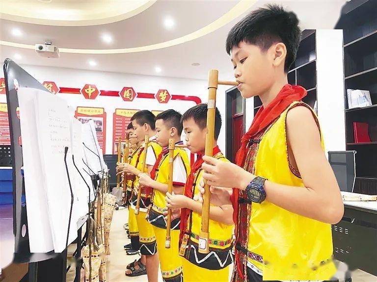 槟榔小学500余名学生身着艳丽的黎族服装,伴随着节奏欢快的黎族歌曲