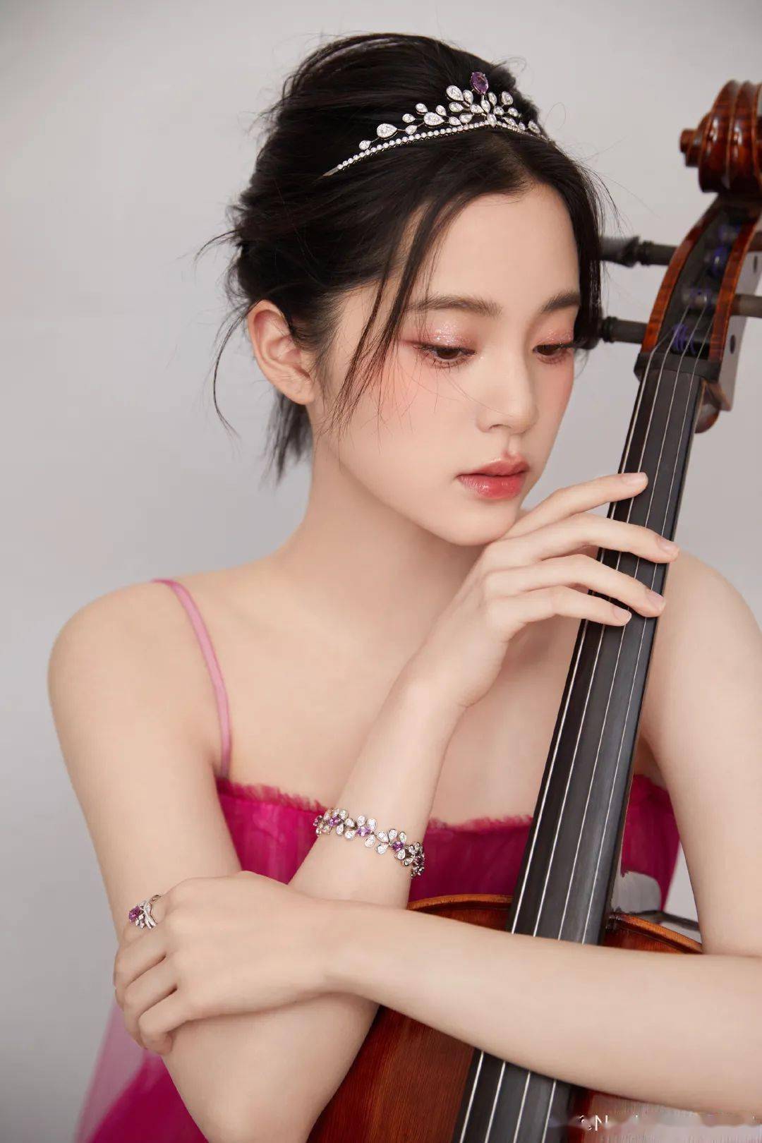 亮片欧阳娜娜的脸，像是开了学姐妆特效
