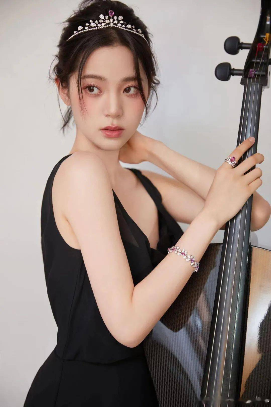 亮片欧阳娜娜的脸，像是开了学姐妆特效