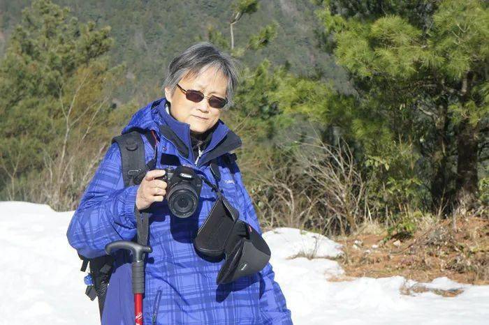 4个月涨粉200万，72岁退休教授为何迅速走红？