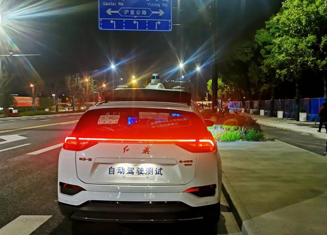 公交站点可充电、智慧斑马线……嘉定这条智慧交通样板路段基本建成