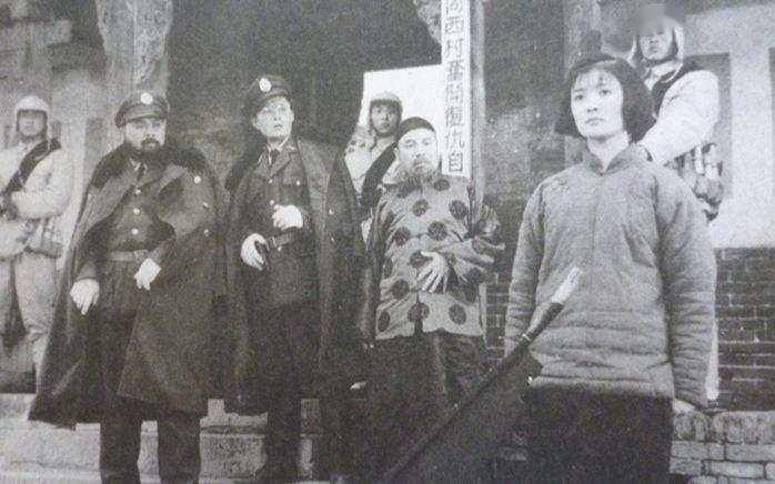 在血淋淋的铡刀面前,刘胡兰毫无惧色,无所畏惧地自己走向了铡刀.