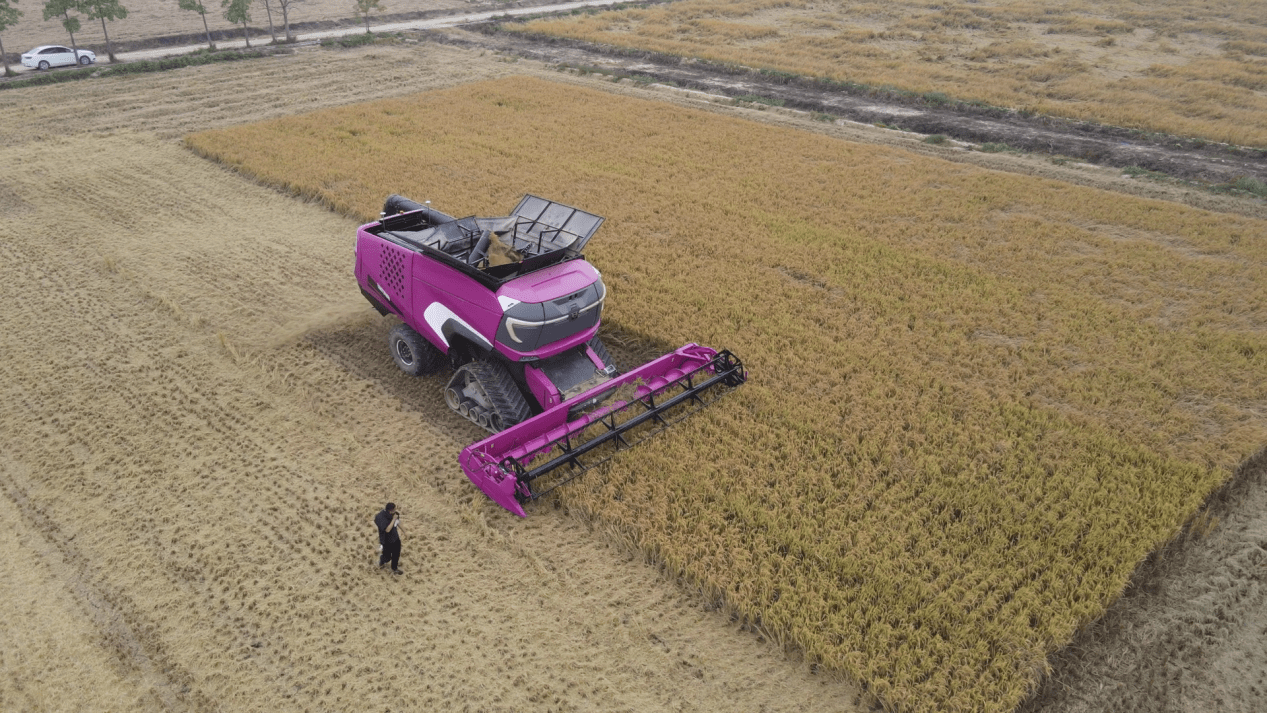 酷！世界首台超300马力大型无人谷物联合收获机，佛山造