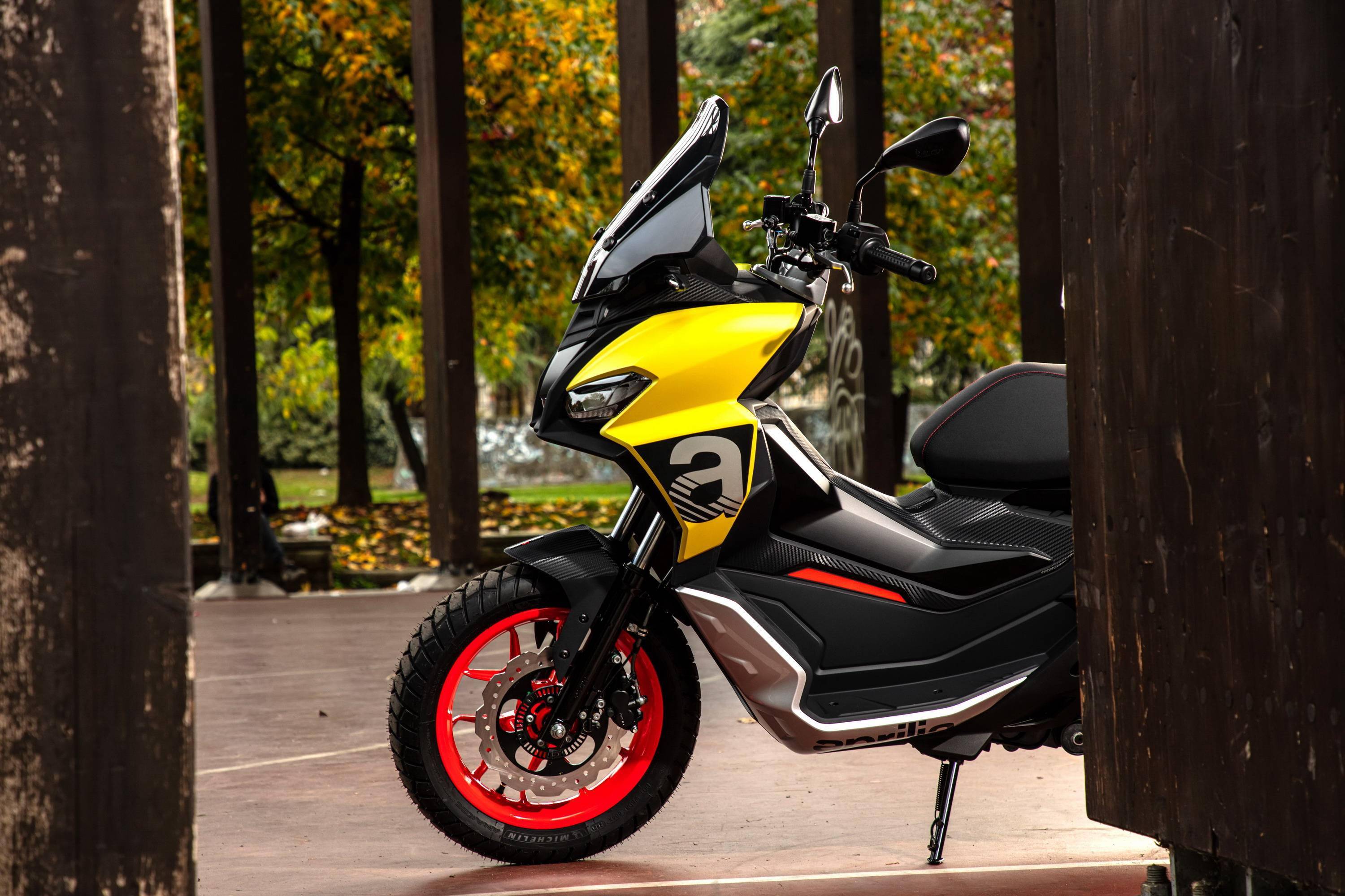 阿普利亚srgt125200户外特写