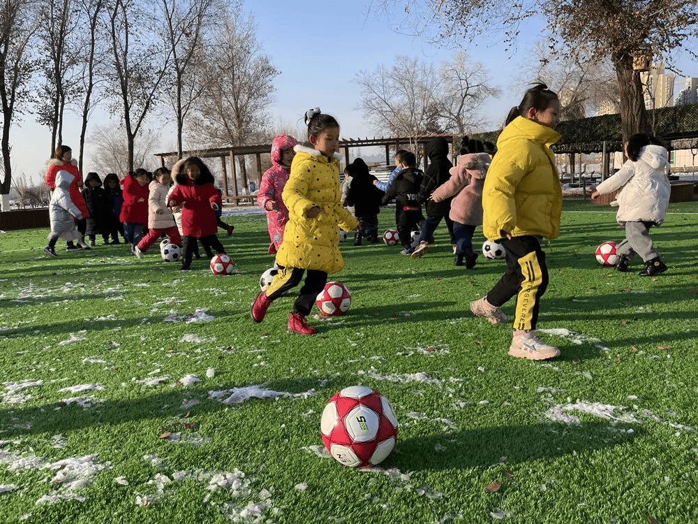 五家渠幼儿园入选2021年度全国足球特色幼儿园_孩子