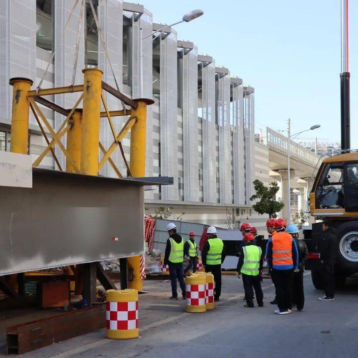 宁句城际黄梅站天桥成功合拢