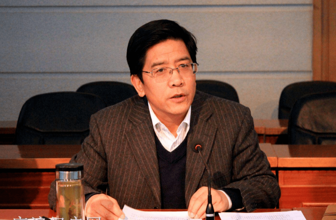 李生发在临夏州委秘书处干了9年,直至2002年11月出任广河县委副书记