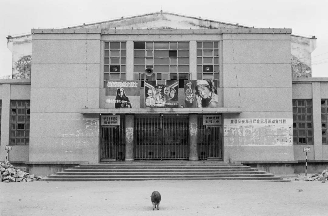 在一座酷似意大利经典《天堂电影院》的乡县电影院,竖着八十年代准许