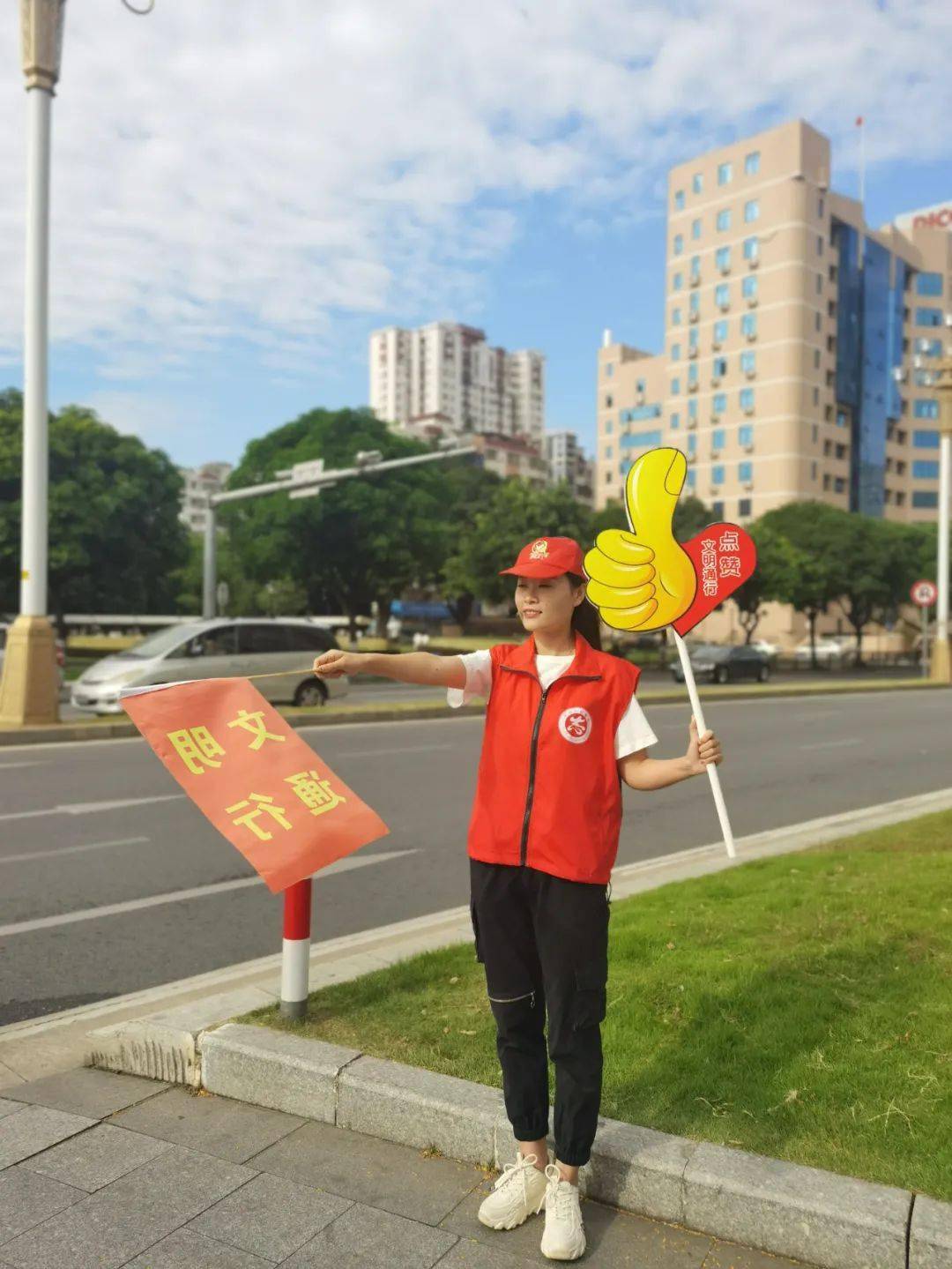 江门蓬江区红马甲志愿者为文明城市增光添彩