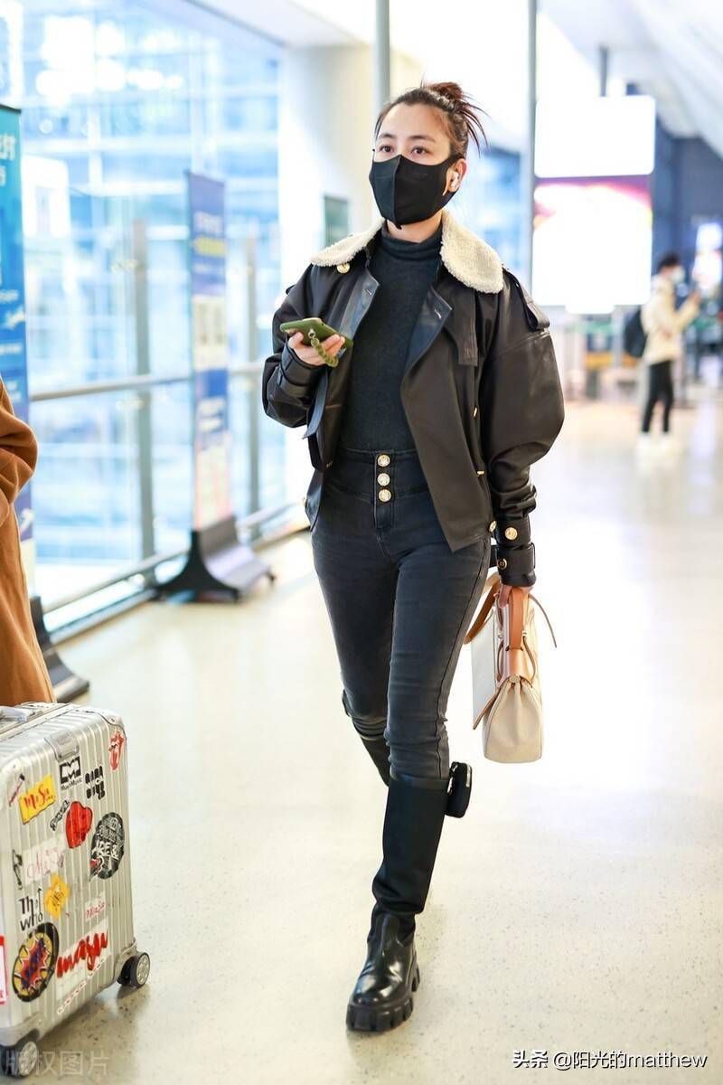 街拍马苏穿黑色皮衣高筒靴酷炫大姐范儿