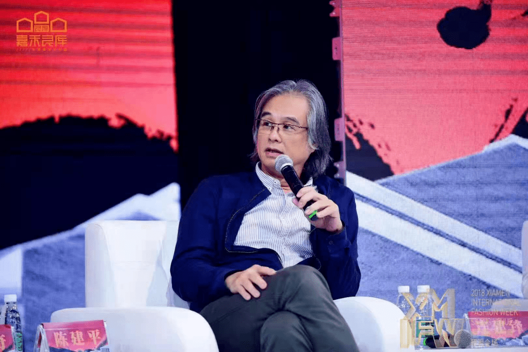 录制超过2000张专辑唱片,素有"台湾地区第一金耳朵"的称号