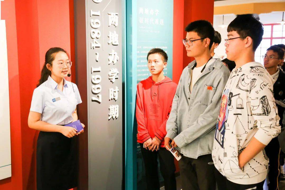 5656人燕山大学2021级全体本科新生走进校史陈列馆