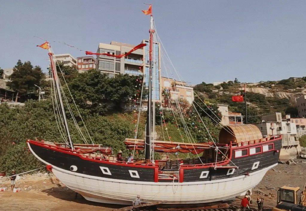 福船是古代福建地区建造的各种单龙骨尖底海船的统称, 是所有船型里被