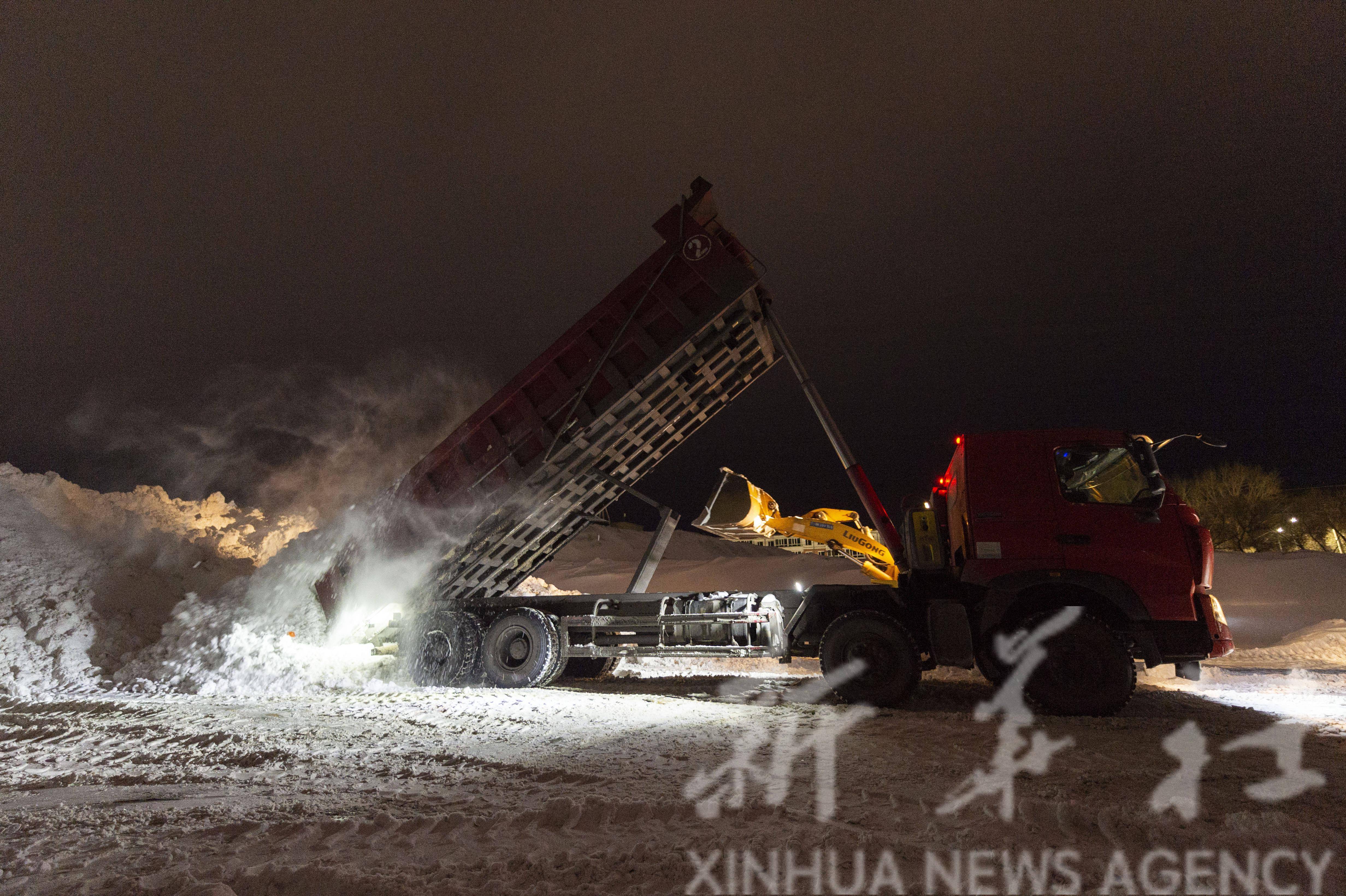 11月24日,在鹤岗市一卸雪厂,运雪车卸下积雪