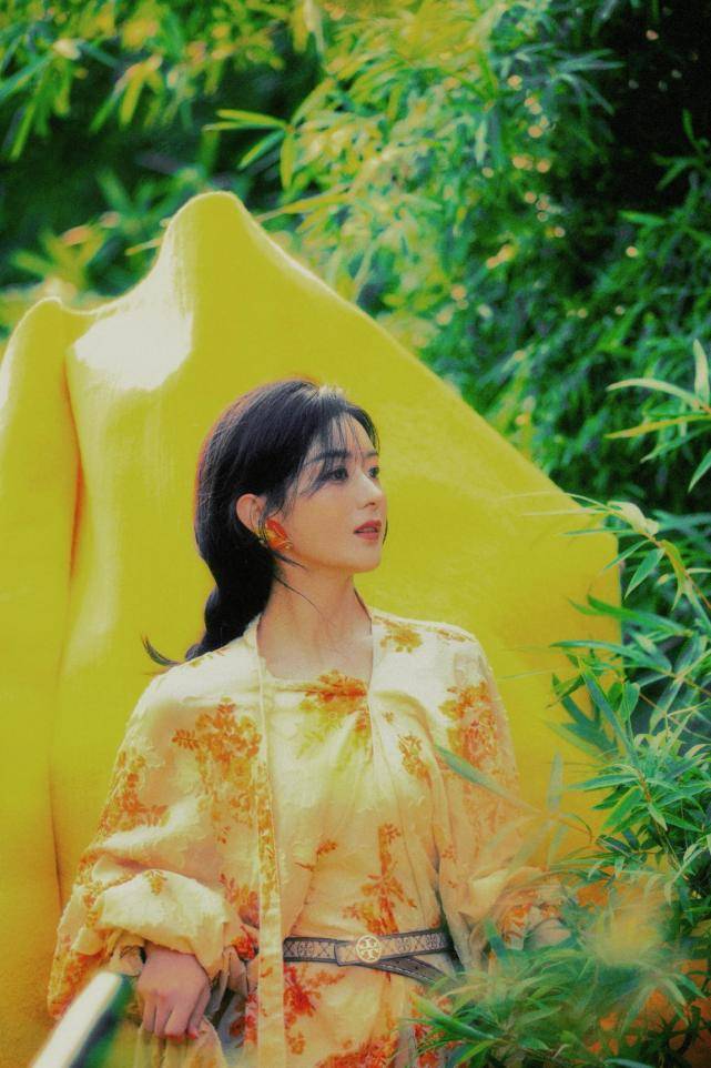 赵丽颖一出刊就霸屏!穿花裙演绎东方美人,笑容甜美比花魁都要美