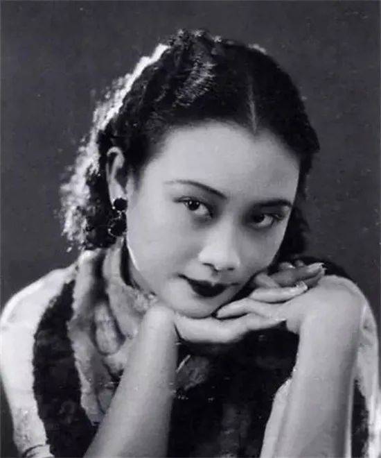 张织云小名叫"阿喜",出生在广东番禺,因为父亲去世,她跟随后妈来到