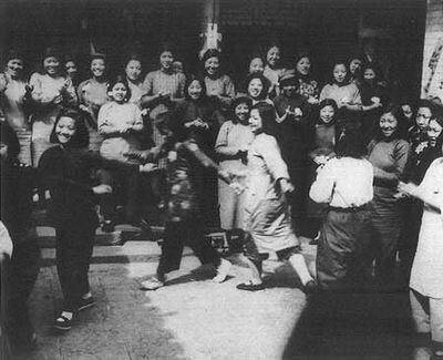 穿我旧时裳",在教养院里学跳秧歌舞)北京市封闭妓院的决议指出:"妓院
