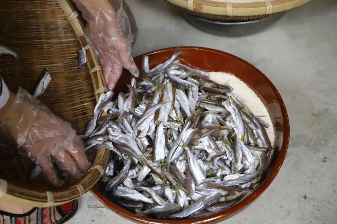 传统美食酸甜可口新鲜鱼茶风味独特
