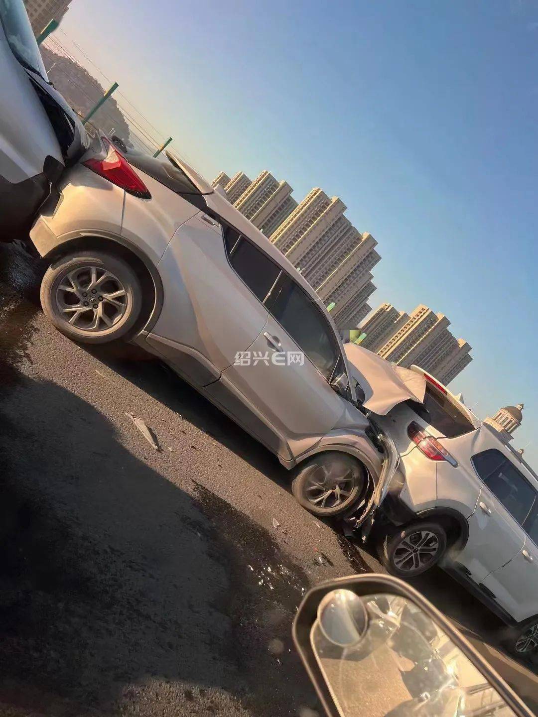 轻纺城高架五车追尾!_绍兴