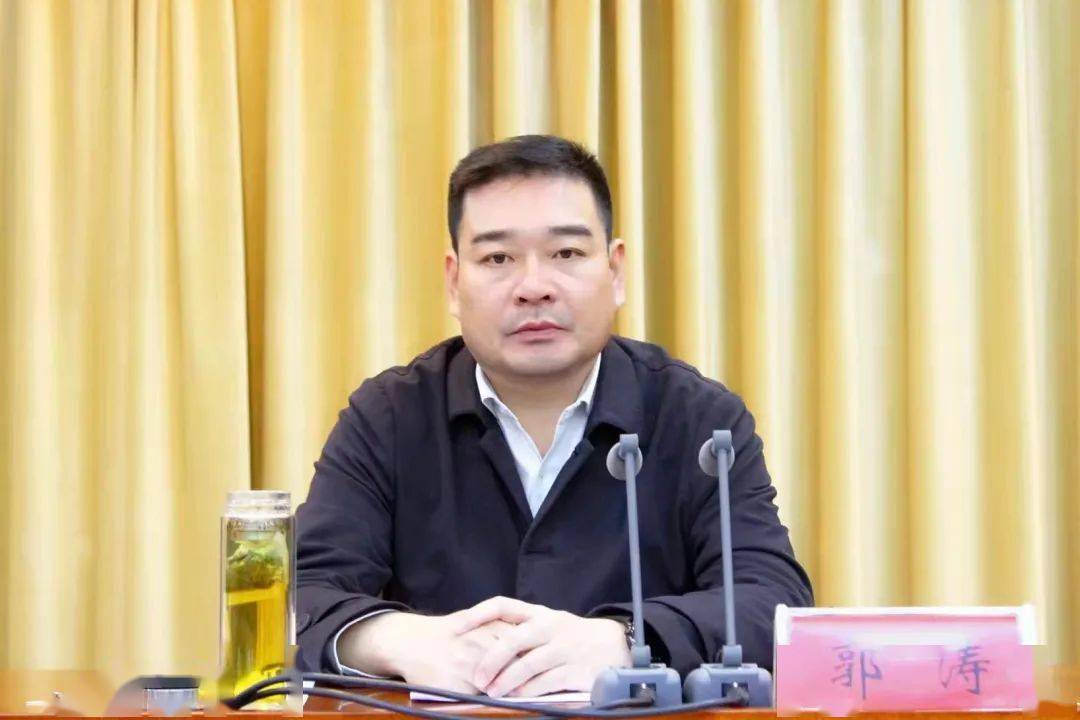 11月25日上午,峰峰矿区召开国企改革攻坚动员暨政策培训会,区长郭涛