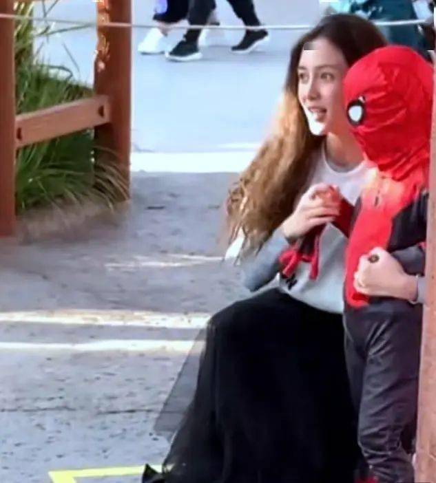 杨颖 杨颖在片场被拍，眼神出戏不自然，但这颜值身材漂亮的无可挑剔！
