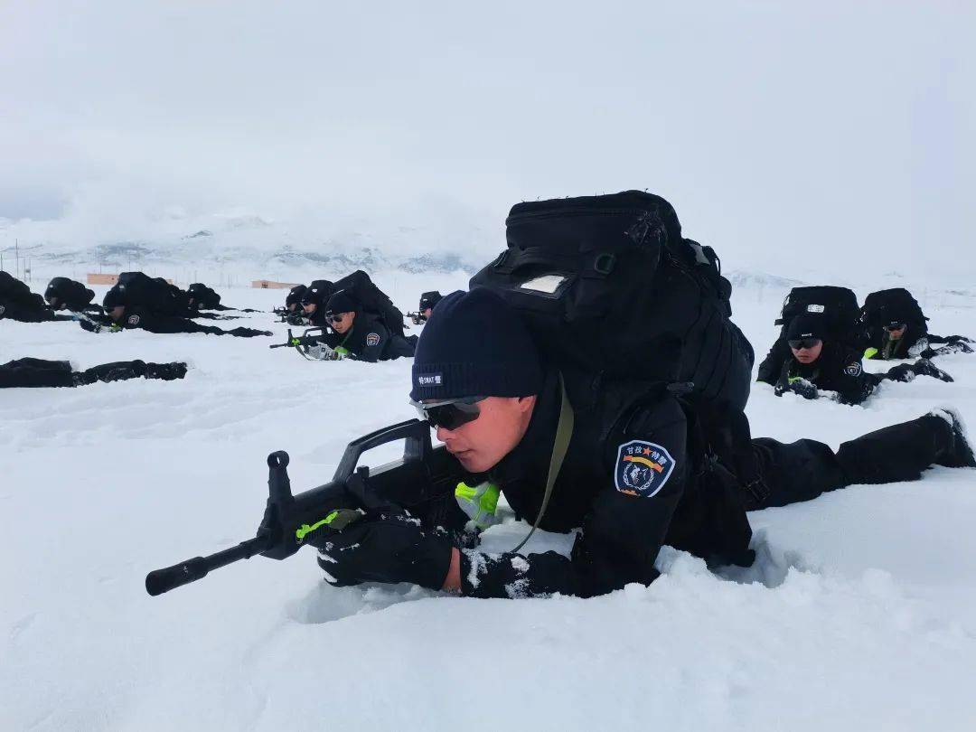 赤膊斗冰雪!看得人热血沸腾_训练基地