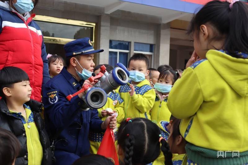 幼儿|“遛娃”去哪？参观消防队！防患于未然