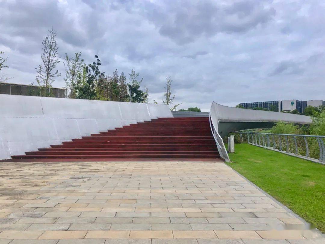 因为桥体两端都有与桥体高度不同的景观广场,于是,建筑师在桥头和桥尾