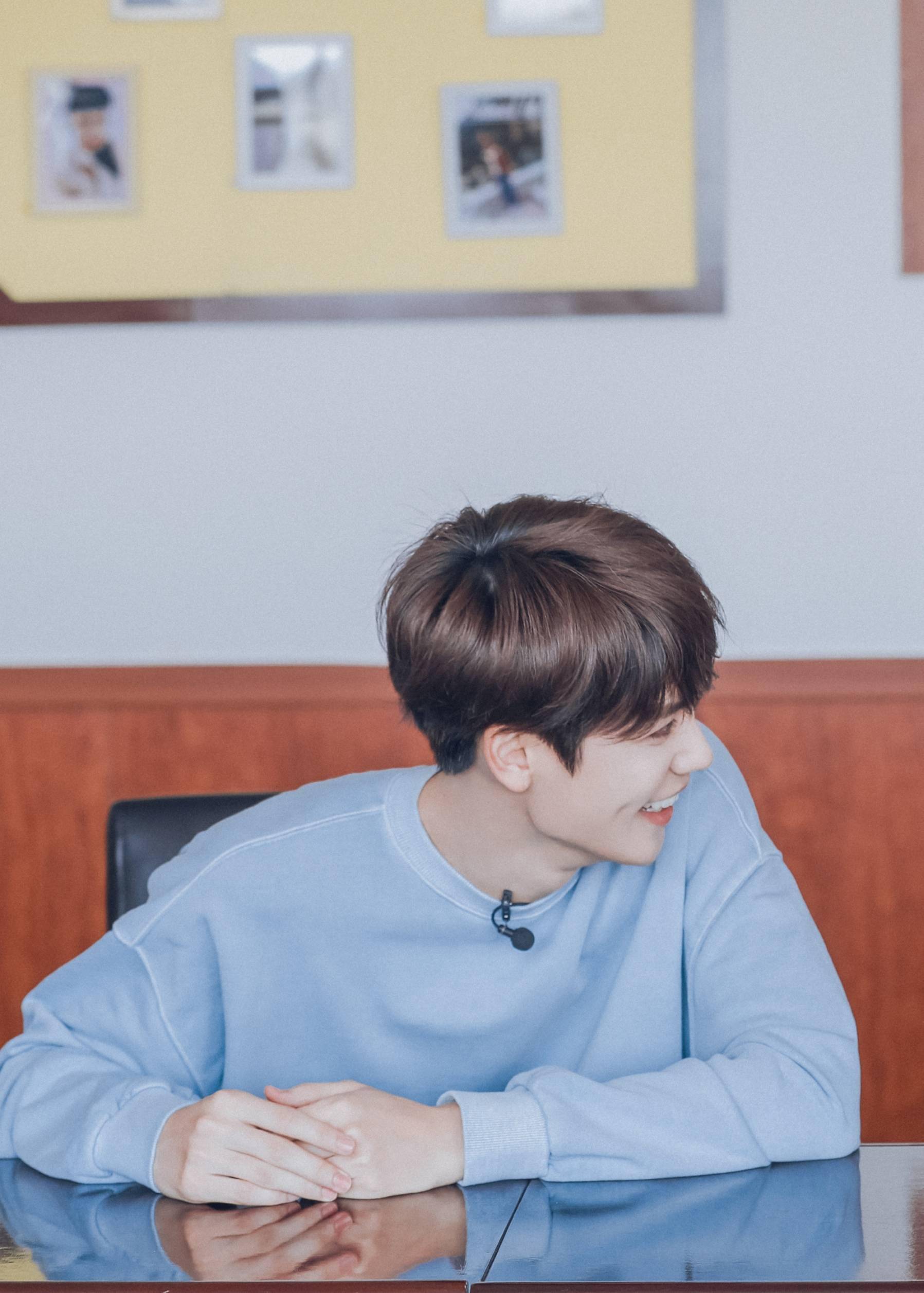 陈立农穿长款外套打造绅士风格,林彦俊酷帅装扮,引领