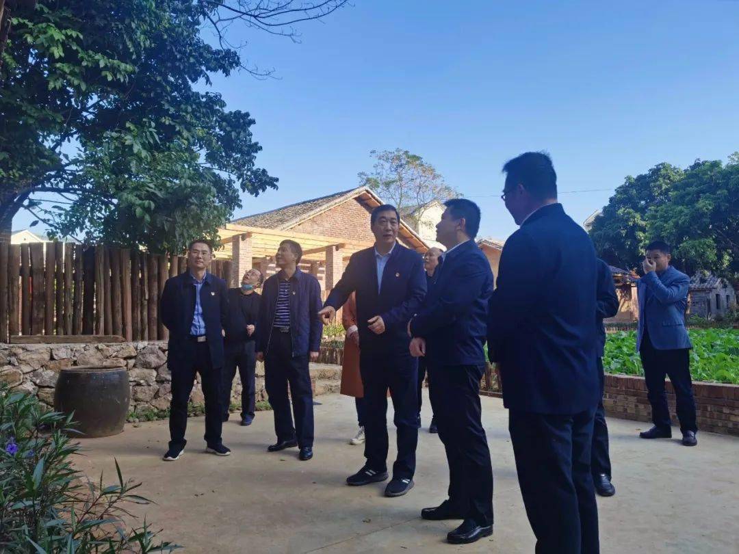 在港南区召开的座谈会上,闫九球听取了港南区人大