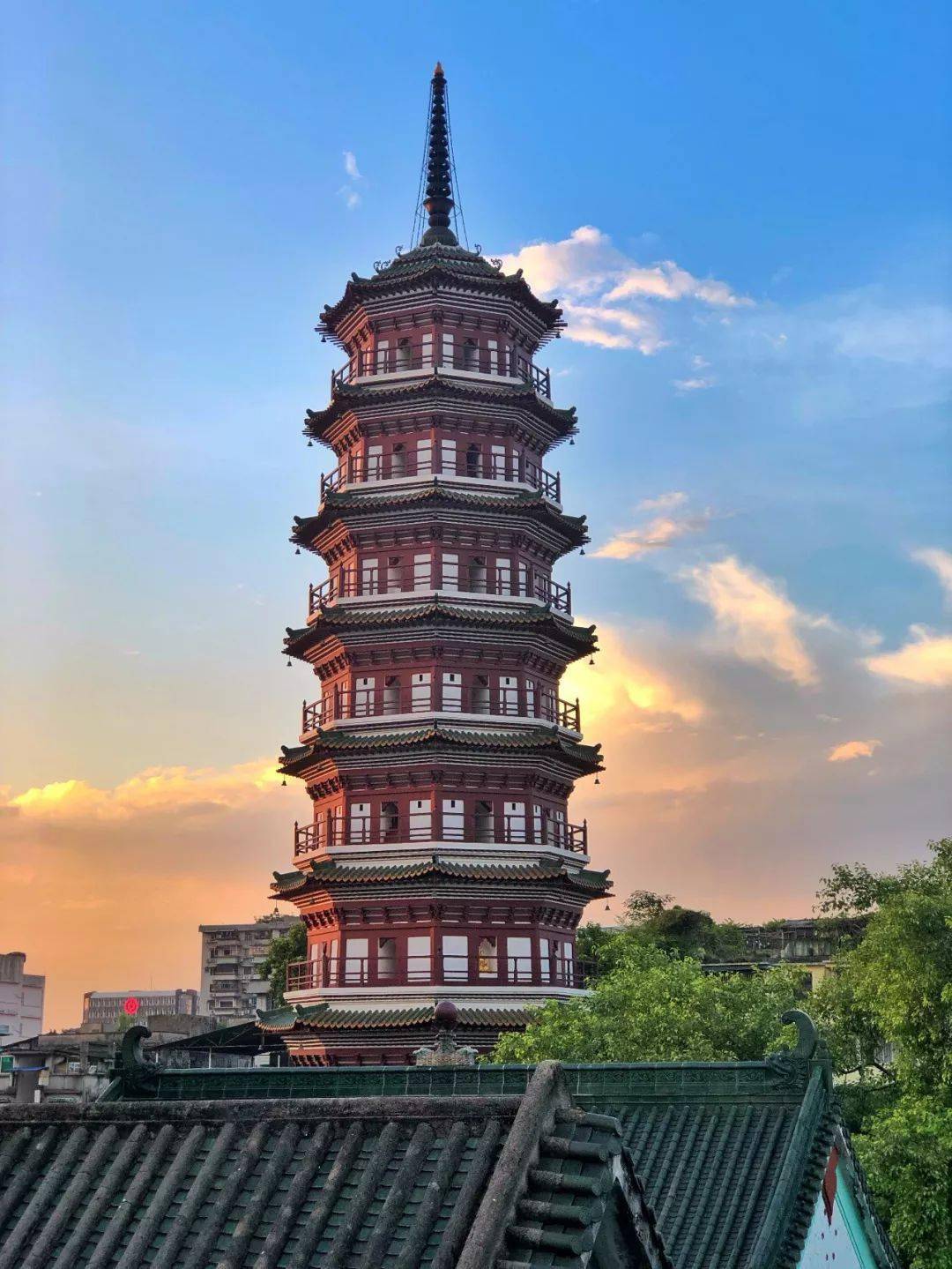 寺中树木葱茂,清净肃穆这里还坐落着一座宋代古塔——六榕花塔这是