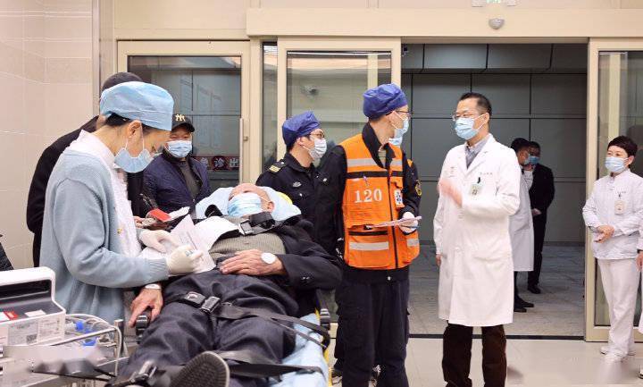 服务|张文宏谈上海多家医院关门急诊：排查次密接，并非疫情不可控