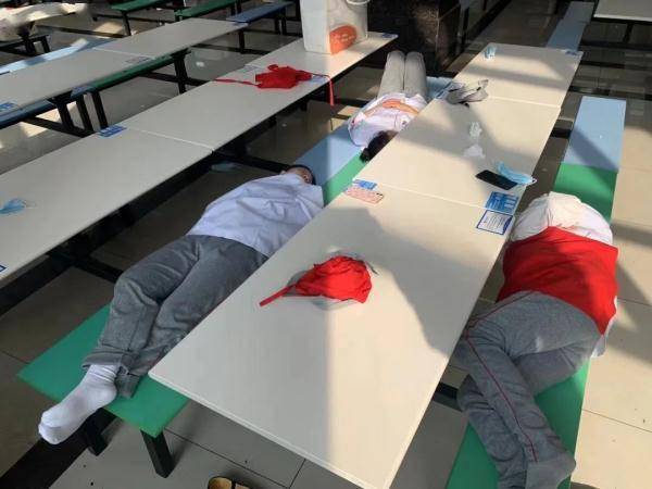 闭环中的复旦江湾校区，互助文档刷屏！一句句“我能提供的物品”，传递互助温暖