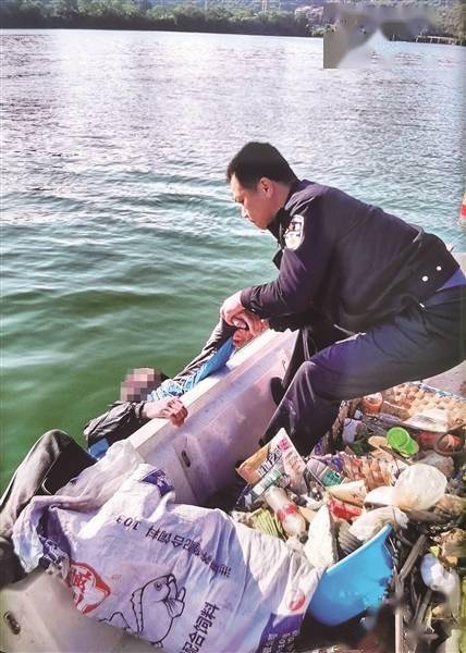 钓鱼人沿江一路守护 协助民警营救落水者