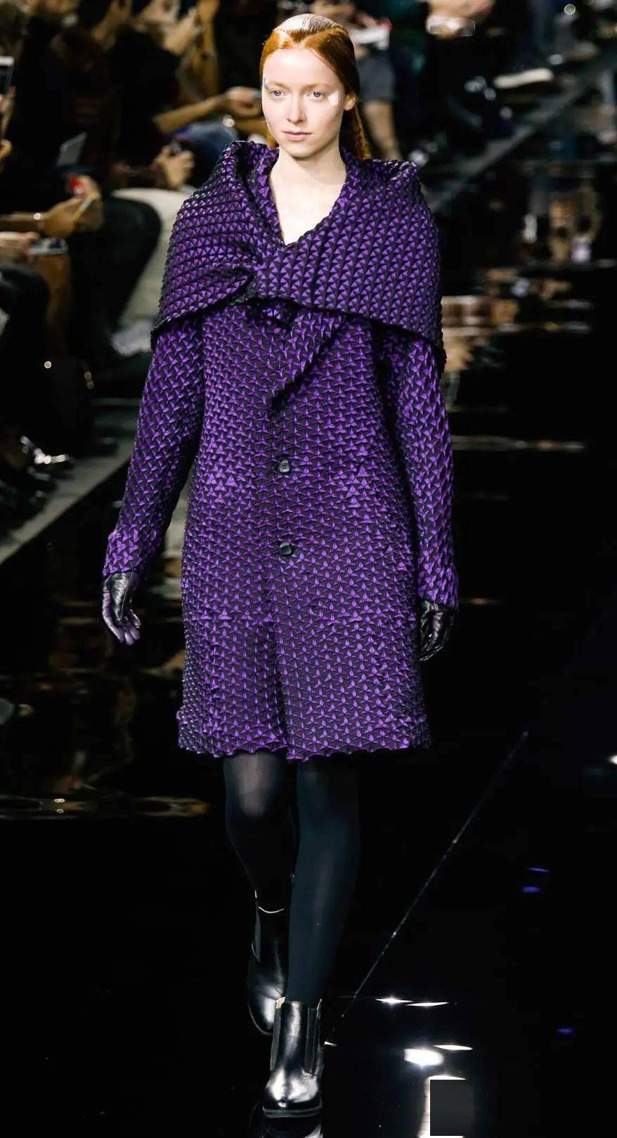 主色调分离的开场部分——黄色,绿色,蓝色,紫色,红色——将这些色调