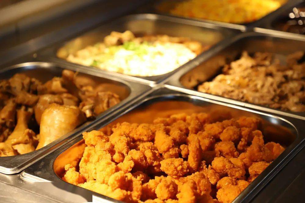 掌勺师傅精心烹调的饭菜和食堂阿姨们贴心细致的服务抚慰了每个一中人