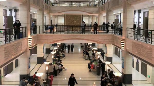 复旦江湾校区的日与夜：封闭管理井然有序，线上线下温暖互助