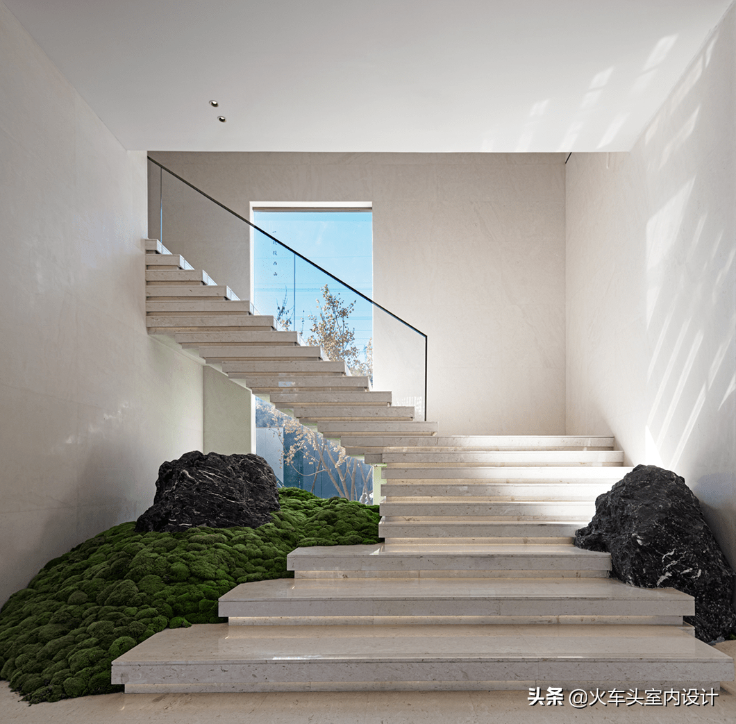 楼梯间景观青苔绕石03右侧的水吧区一幅超长的"水墨画卷"吧台,呈反z字