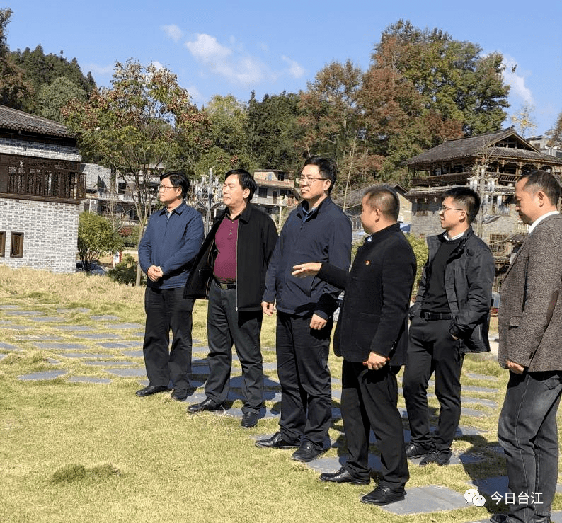 他强调,要按照乡村振兴的总要求,立足本村实际,努力走出一条富有特色