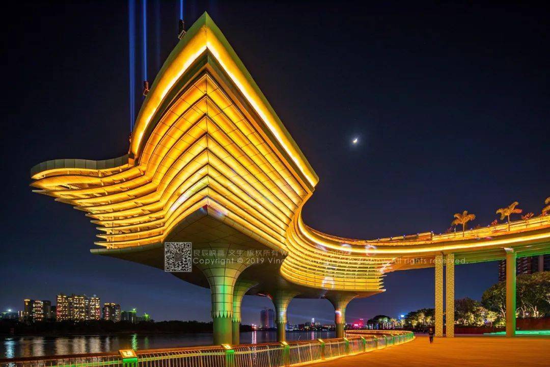 顺德德胜新城,一只巧夺天工,气势磅礴,展翅翱翔的"金凤凰"映入眼帘