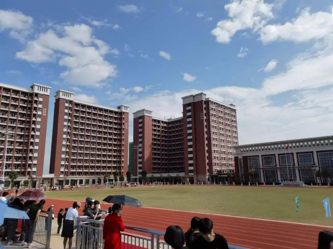 了我的脸上,一年一度的校运会又开始了荟成歌神博罗县京师荟成学校no