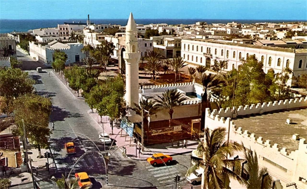 索马里海盗最丢脸的一次抢劫:挟持货船2年没人来赎,还要养人质