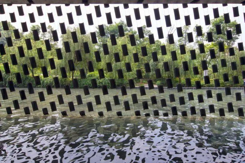 瓦片之美美在古朴随着艺术审美性的附加设计师会让这小小的瓦片变得