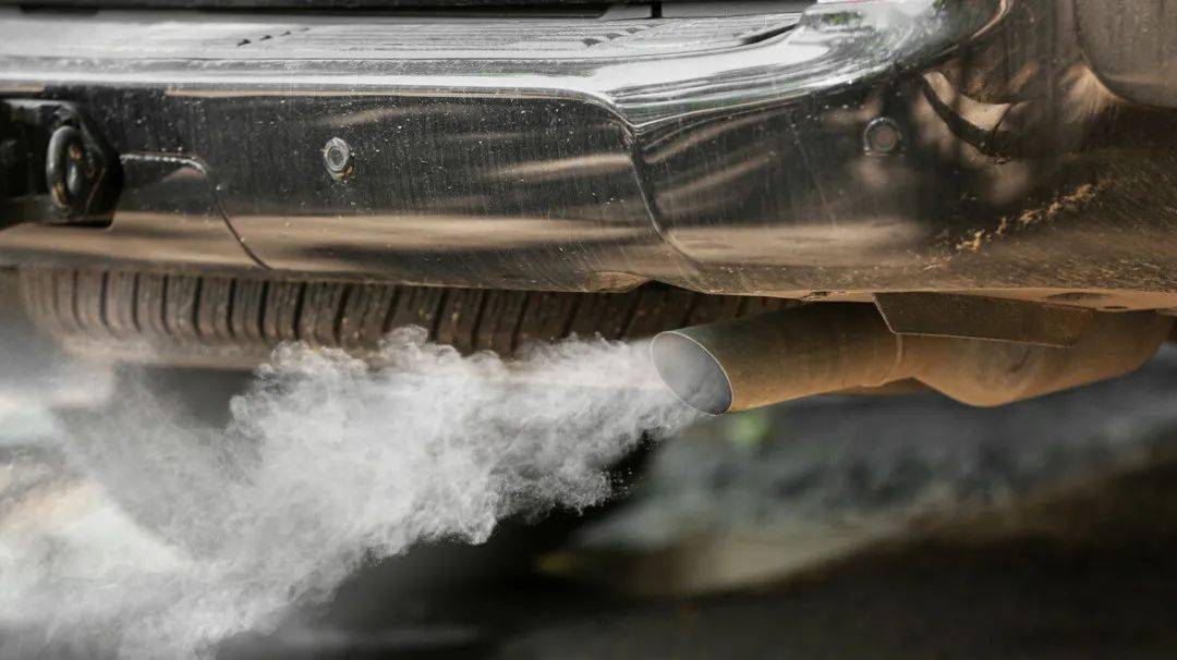好车的排气管才滴水忽视这4点当心毁车